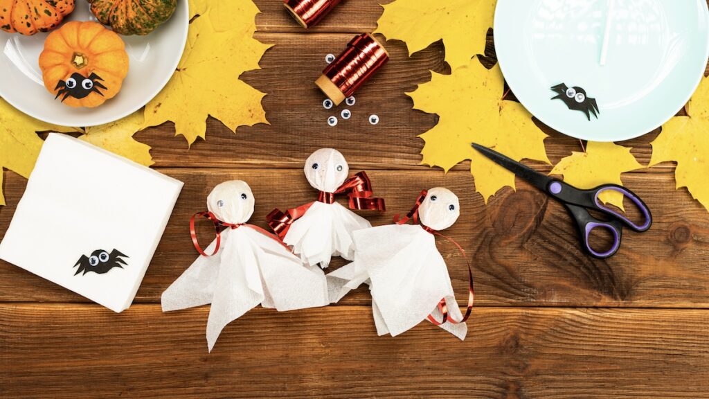 We make gifts for Halloween. Making ghosts from napkins and candy. Halloween party decor. DIY instruction. Step by step guide.
